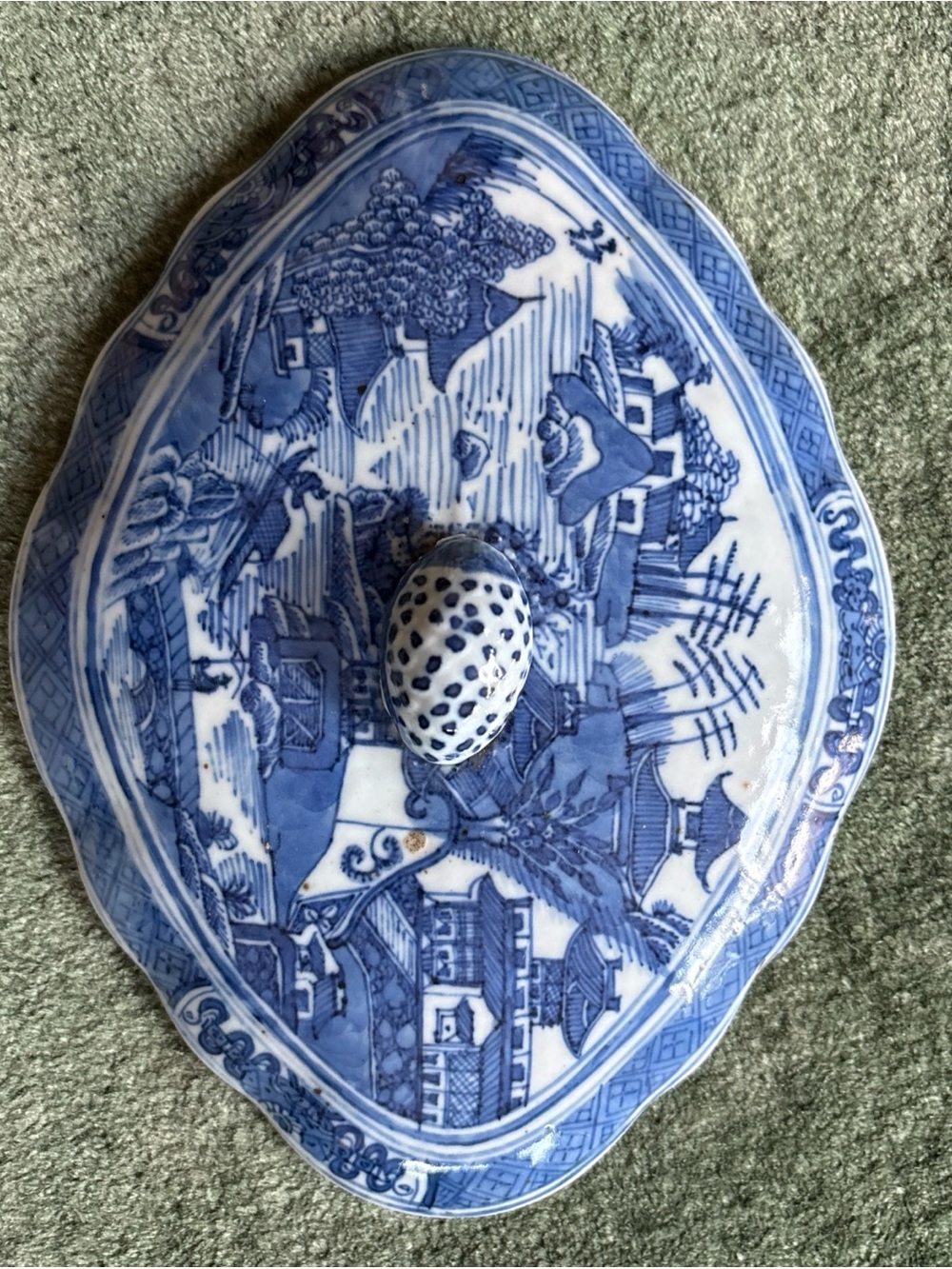Antique Chinese porcelain covered vegetable dish, blue willow pattern